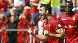Víctor celebra un gol con el Mallorca. / EFE