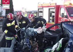 Muere tras chocar el turismo que conducía contra un camión en la N-340 en Alquerías del Niño Perdido