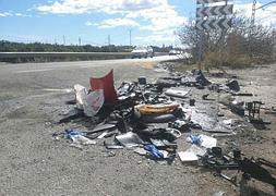 Restos del accidente ocurrido en la carretera de San Isidro de Benagéber en Moncada. / LP