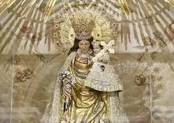 La Virgen de los Desamparados, restaurada en su camerín ante de la 'descoberta'. / V. Gutiérrez / AVAN