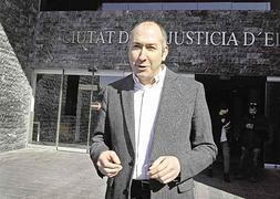 Alejandro Soler, a la salida de los juzgados de Elche. | D. M.