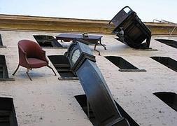 ¿De dónde viene la expresión «tirar la casa por la ventana»?