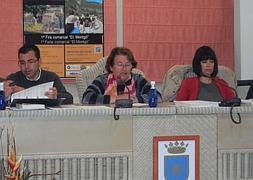 En el centro, la alcaldesa de Gata de Gorgos, Ana María Soler, en el pleno de los presupuestos de este año. / CP