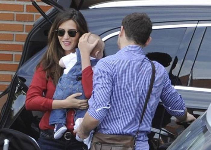 Sara Carbonero e Iker Casillas acuden al pediatra con su hijo Martín. 