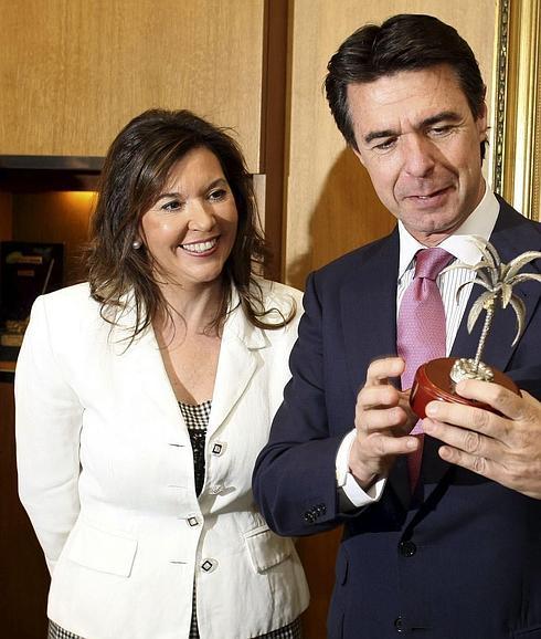 Mercedes Alonso con el ministro Soria. 