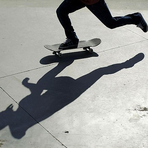 El skate nació del surf, cuando a la tabla se le aplicaron cuatro ruedas.