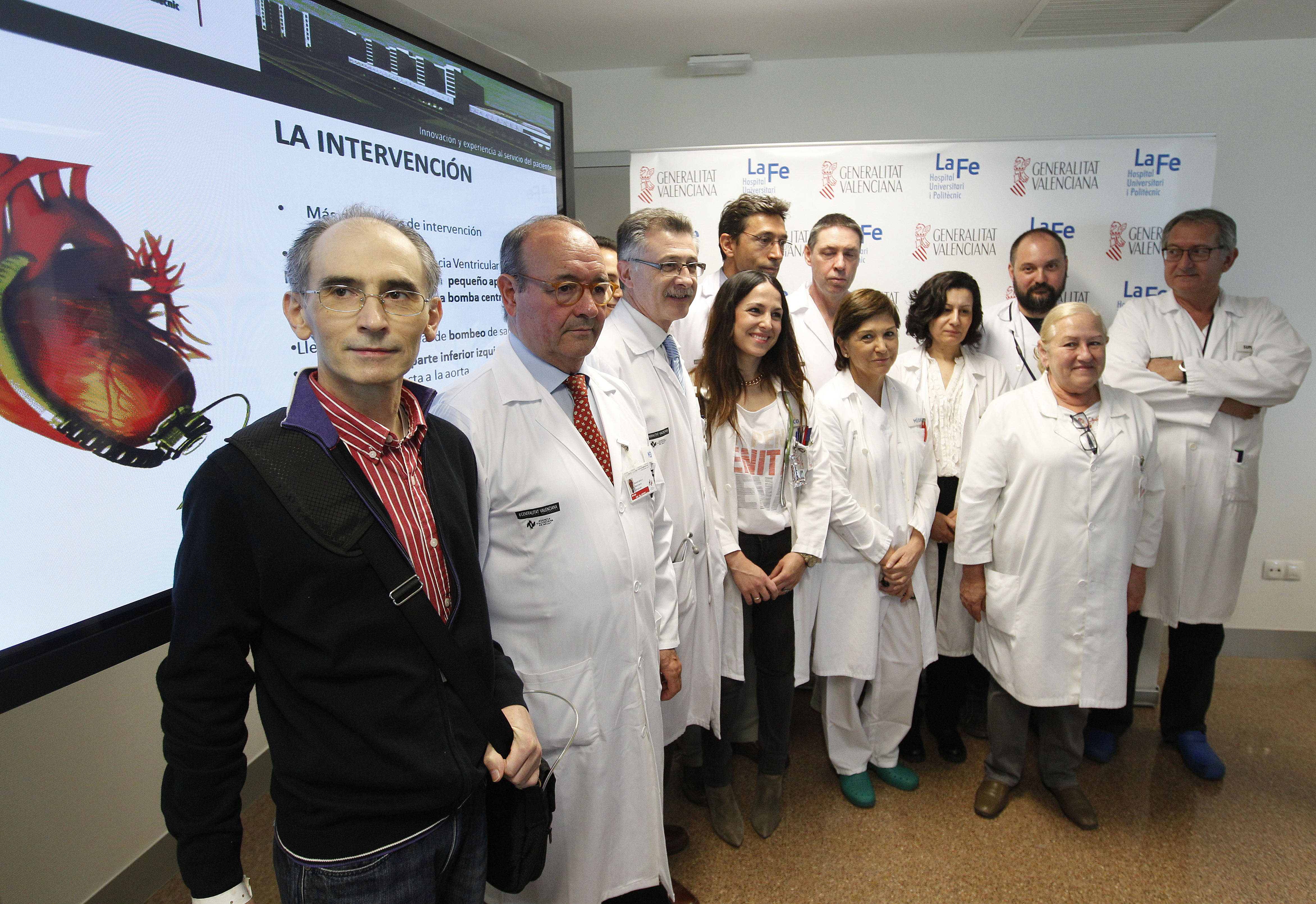 l paciente, en primer plano, junto al equipo de profesionales sanitarios implicados en la intervención y tratamiento posterior.