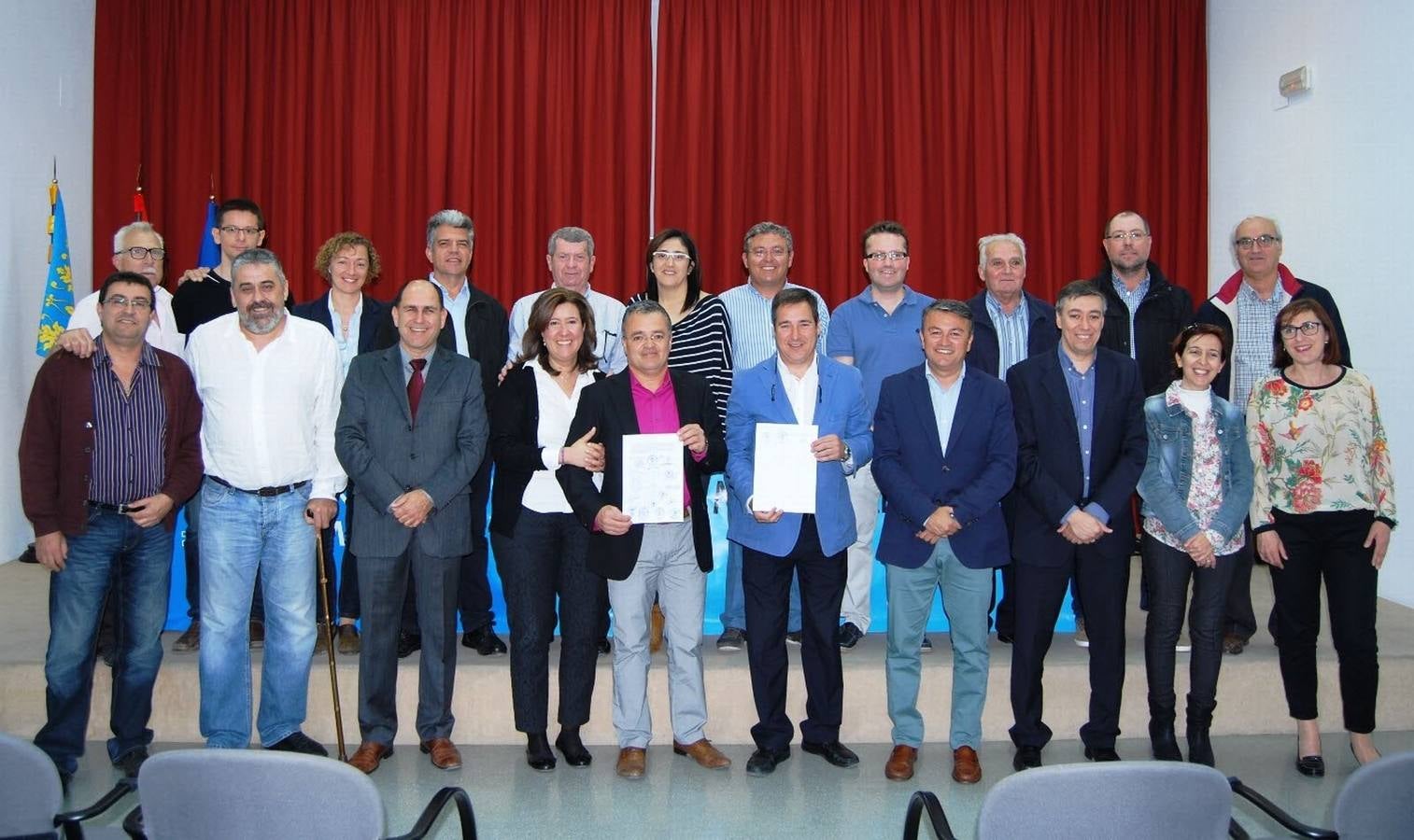 Los alcaldes y representantes de los municipios que han firmado la solicitud para enviarsela a Bonig.