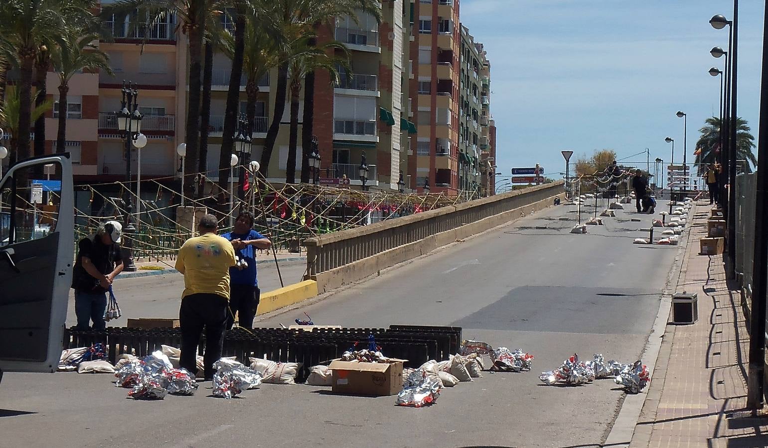 Los trabajadores de la pirotecnia, ayer, recogen la mascletà.