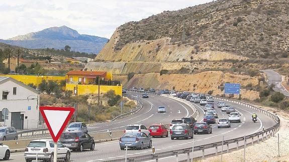 Retenciones de tráfico en la A-31 a su paso por Villena, la mañana del Domingo de Resurrección