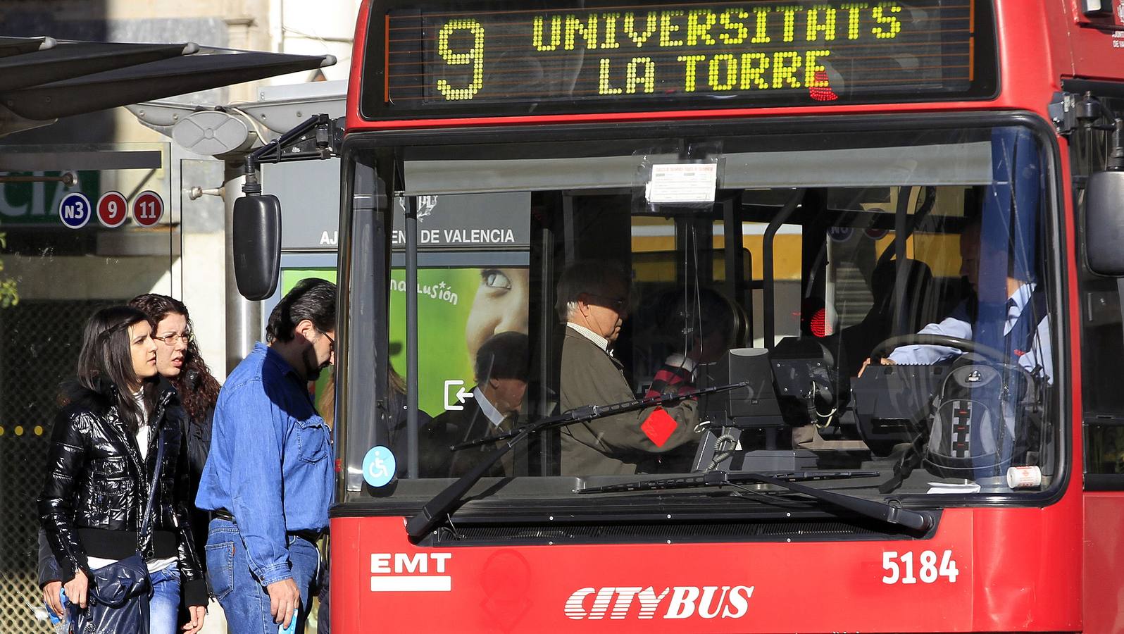 Una parada de la EMT en el centro de Valencia.