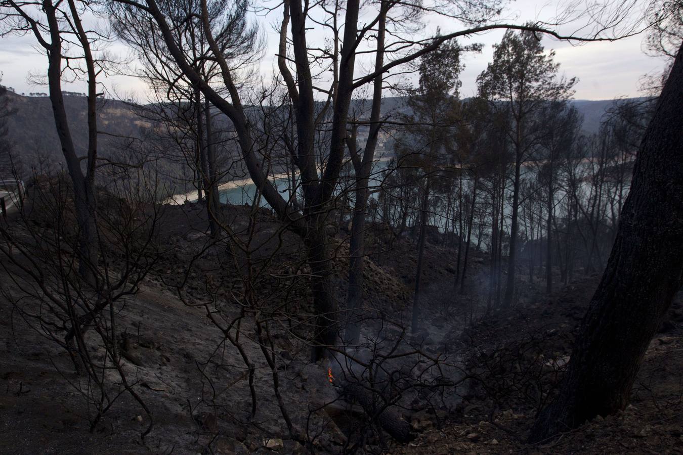 Vistas de la zona del pantano de Benageber donde hace unos días se produjo un incendio que ha calcinado cerca de 700 hectáreas