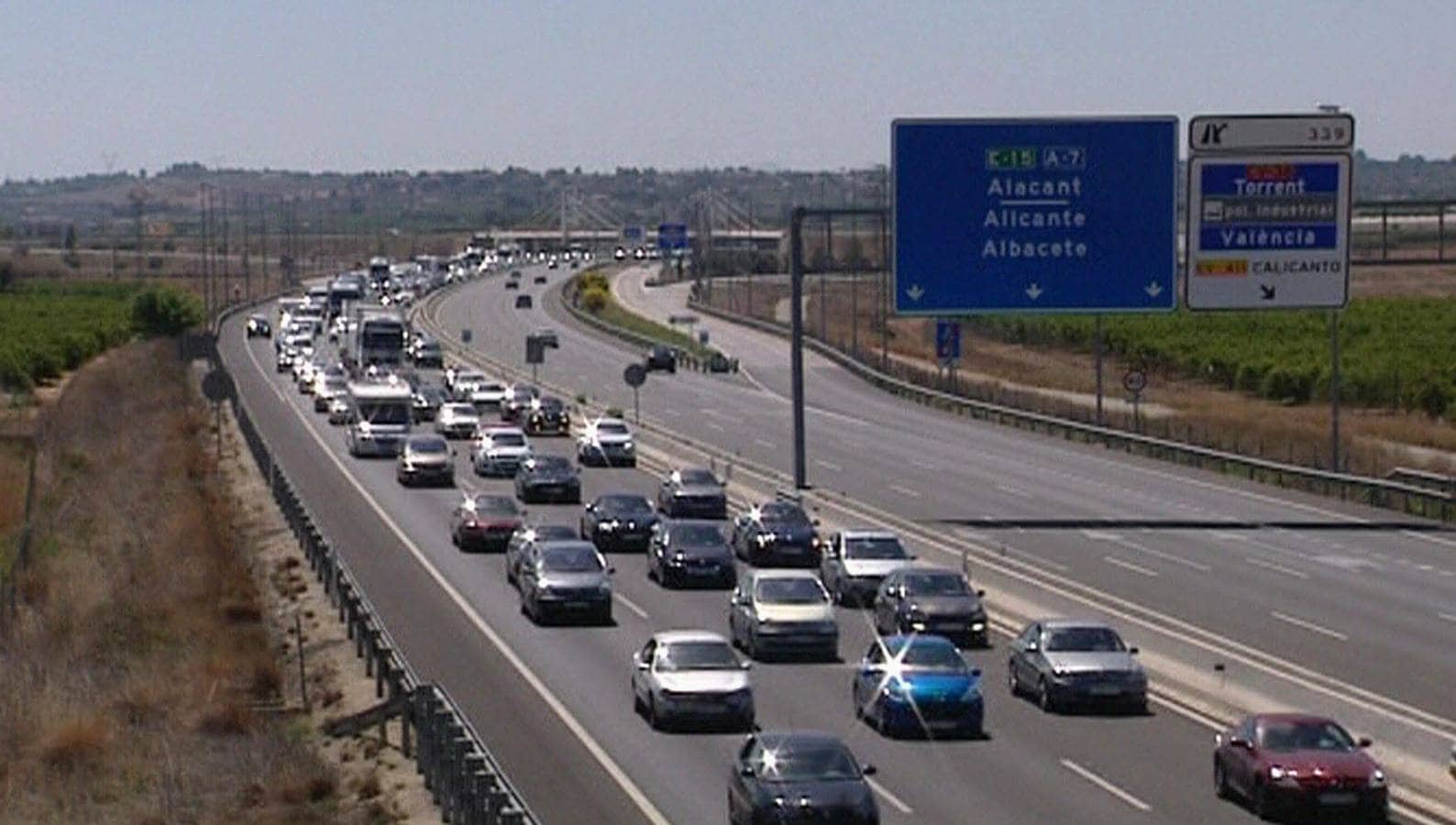 Imagen del 'by pass' ayer al mediodía, con centenares de vehículos atrapados cerca de la incorporación a la A-3.