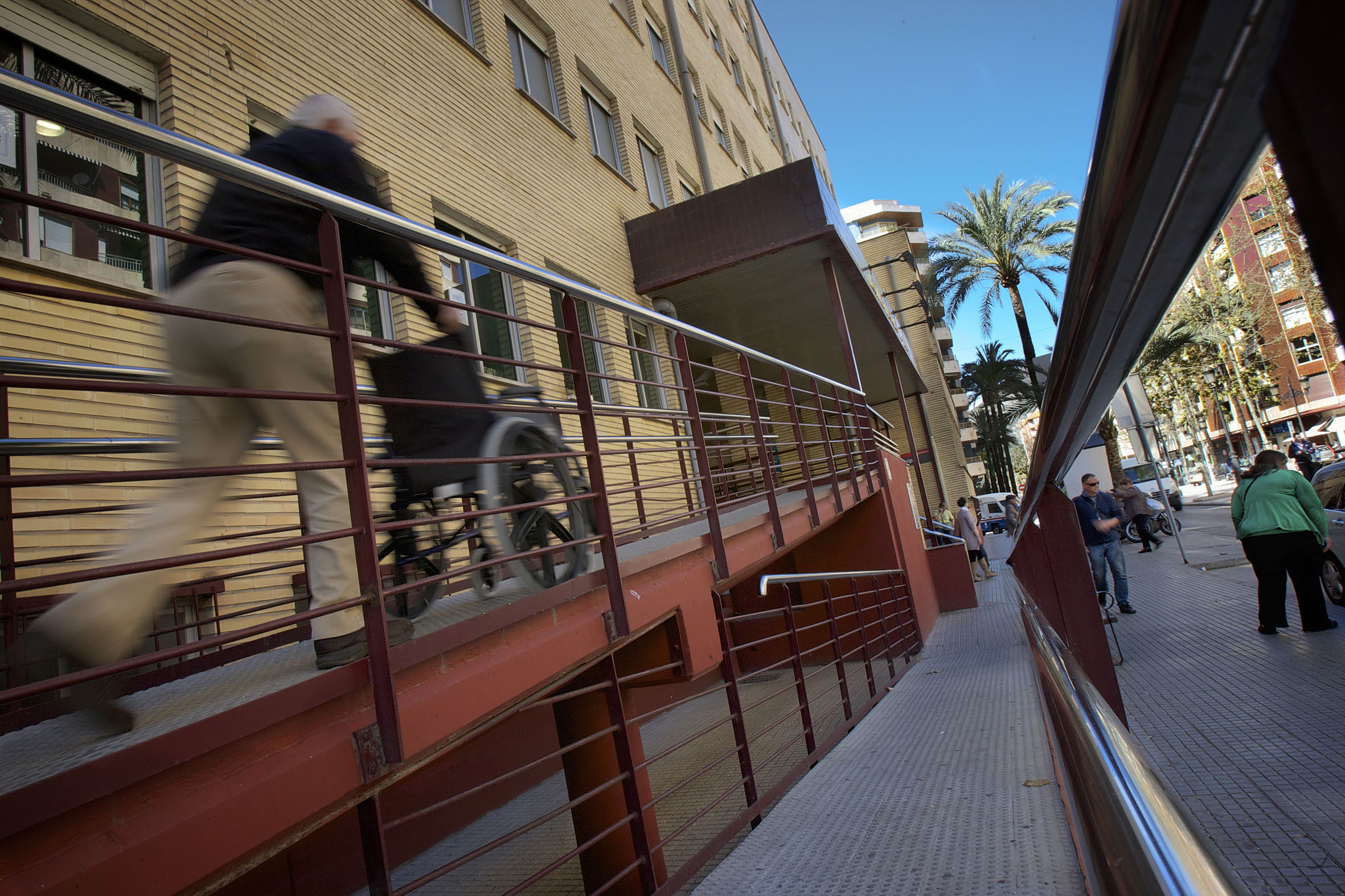 Acceso al hospital de Gandia desde el Paseo de las Germanías.