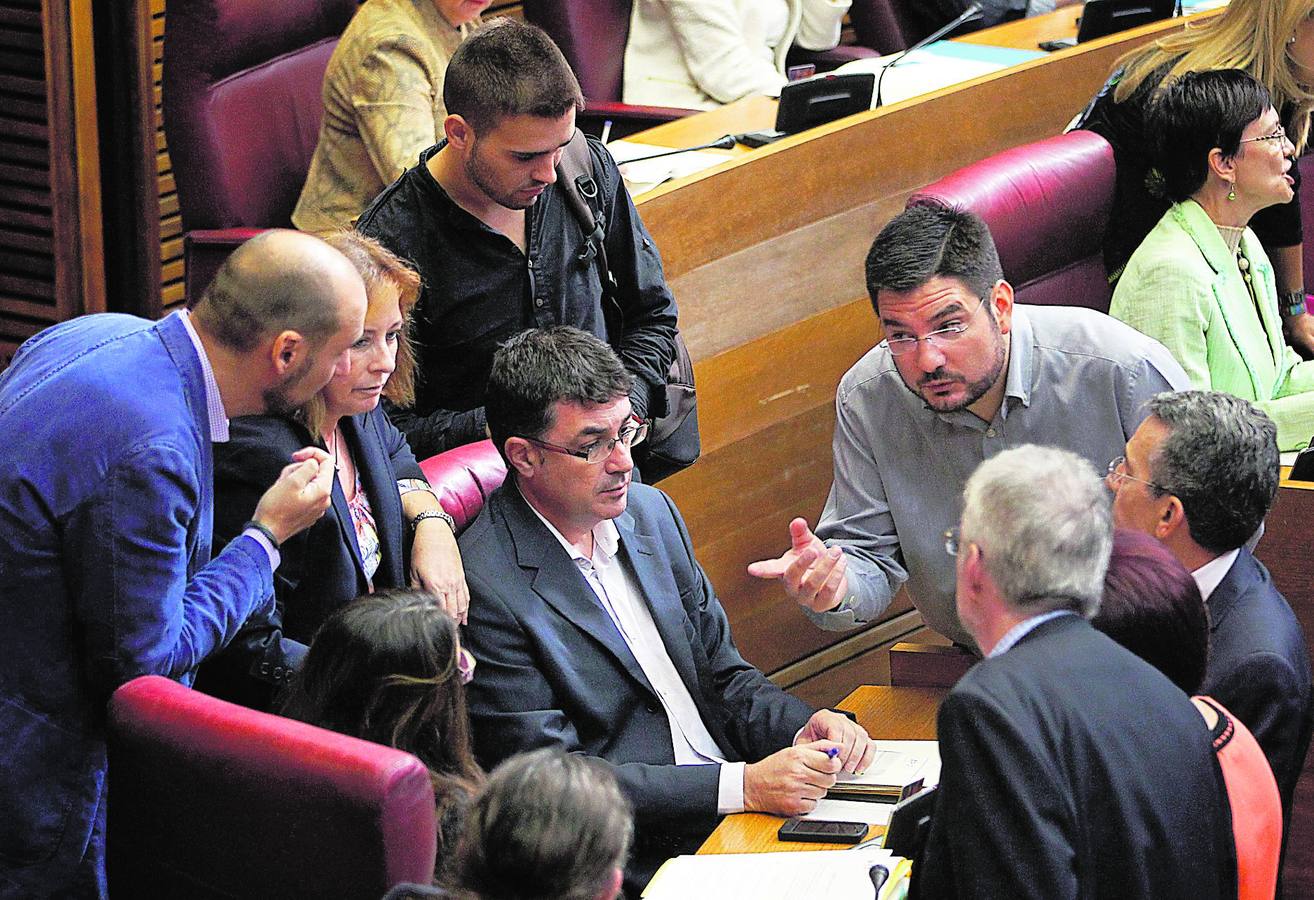 Diputados del PSPV, Esquerra Unida y Compromís, durante un pleno en Les Corts.
