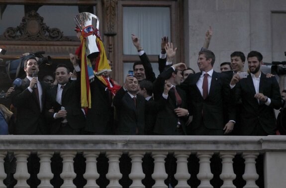 La plantilla del Valencia Basket al completo dedica la Eurocup a sus aficionados en el balcón del Ayuntamiento. 