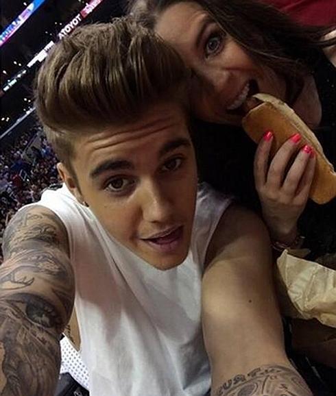 El cantante Justin Bieber y su madre, Pattie Mallette, acudieron juntos a ver un partido de baloncesto.