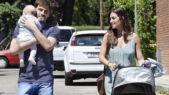 Iker Casillas y Sara Carbonero acuden a comer en familia. 