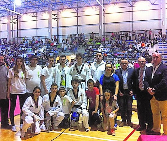 Jóvenes de los clubes de l'Olleria y Turís triunfan en el nacional universitario de taekwondo