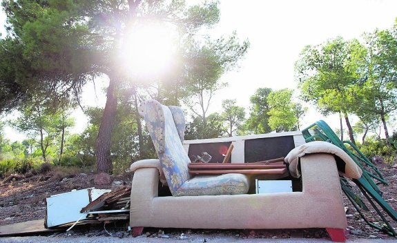 Muebles abandonados en la sierra Calderona. 