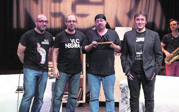 Carlos Salem recoge el premio junto a los organizadores de VLC Negra. 