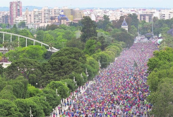 Imagen de la salida de la XXXII Volta a Peu de Valencia, con 20.000 personas abarrotando el paseo de la Alameda. 