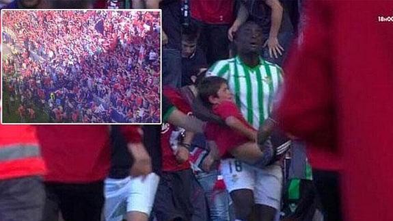 Imagen de N'Diaye, con el niño herido en brazos.