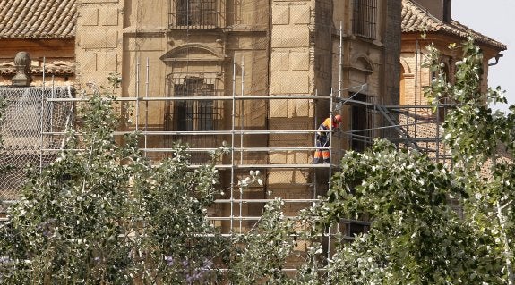 Las primeras catas en el San Pío alertan de la «importante degradación» de la fachada