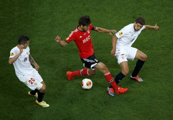 Gomes controla un balón en la final de la Europa League. :: Reuters