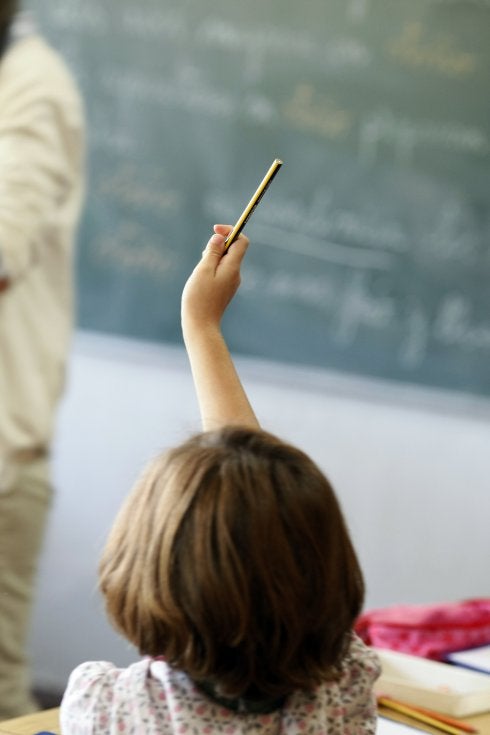 Una niña levanta la mano durante una clase. :: josé ramón ladra