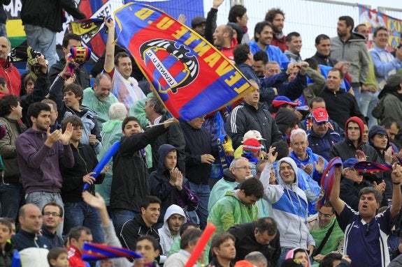 Aficionados del Levante en el Ciutat. :: juanjo monzó