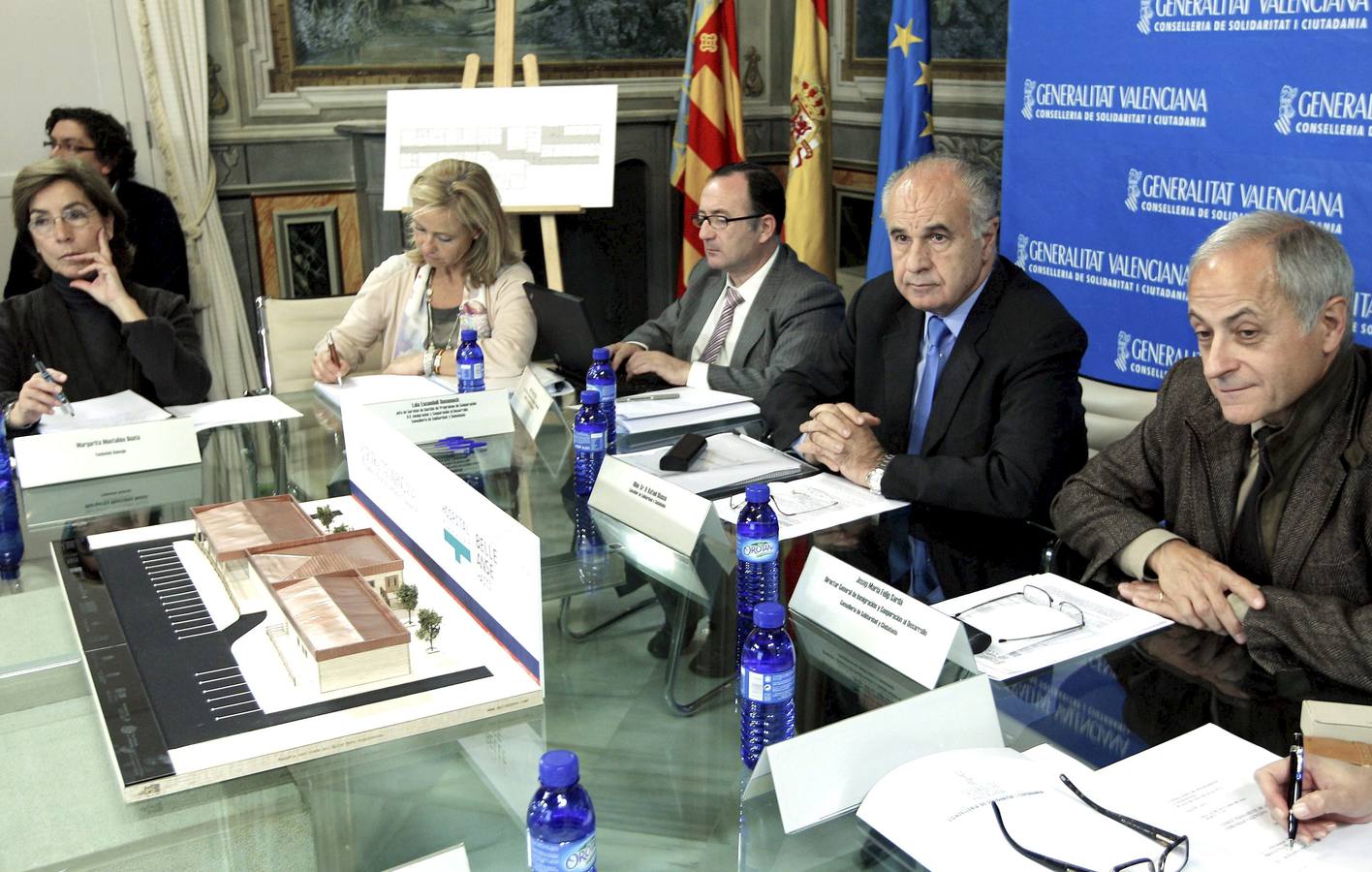 Blasco (2d), durante la reunión en la que informó al Comité Permanente de Ayuda Humanitaria y de Emergencia de la Comunitat Valenciana del estado del proyecto de construcción de un hospital en Haití, en octubre de 2010.