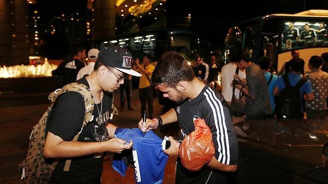 Bernat firma a uno de los aficionados en Hong Kong.