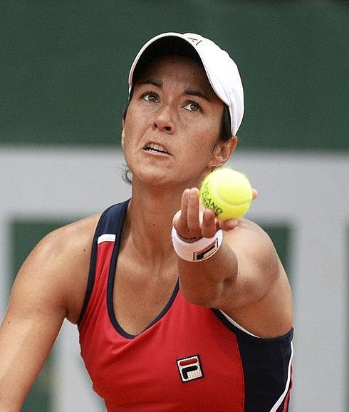 Silvia Soler se dispone a sacar en su partido contra Chanelle Scheepers en la primera ronda de Roland Garros.