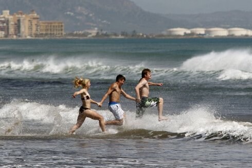Jóvenes en la playa de la Malvarrosa. :: jesús signes 