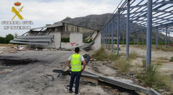 Una banda desmonta y roba la estructura metálica de una nave