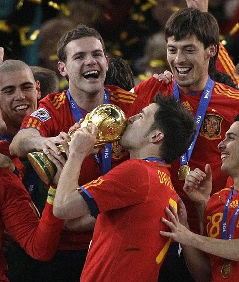 Juan Mata y David Silva, valencianistas en 2010, junto con otro ex jugador de Mestalla, David Villa.