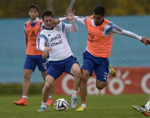 Enzo Pérez pelea con Messi en el entrenamiento de ayer de Argentina.