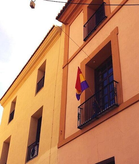 El Ayuntamiento de Paterna quita una bandera republicana que colgaba del balcón de Esquerra Unida