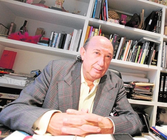 El diseñador, en su estudio de la calle Trinitarios.