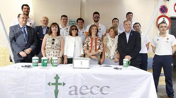 Directivos, técnicos y jugadores posan en la mesa petitoria.