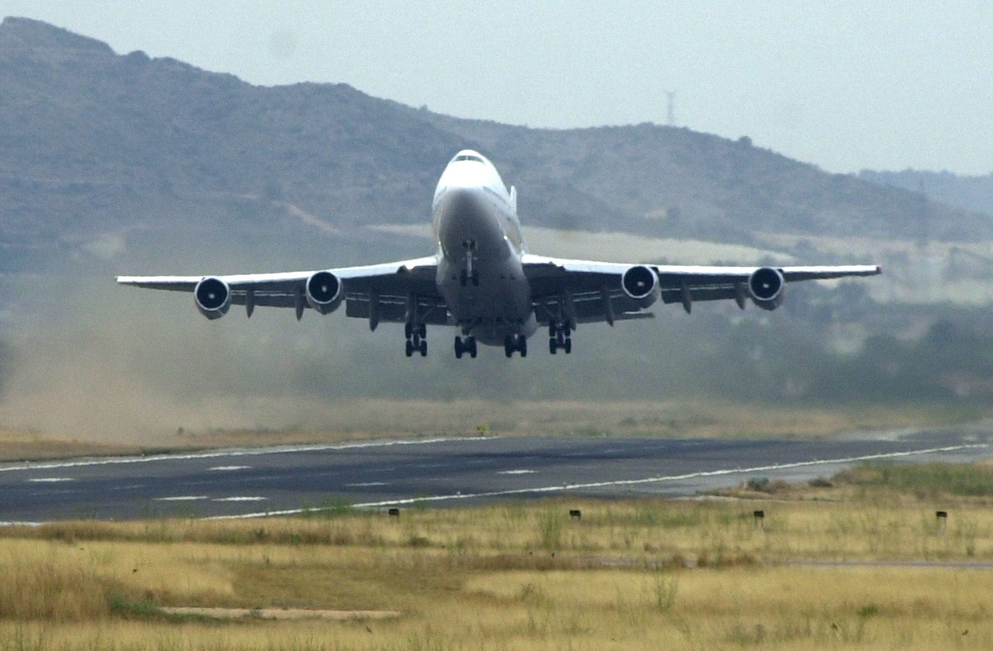 Un 747 despega del aeropuerto de Manises. / Jesús Signes