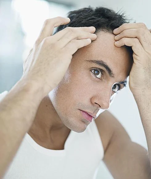 Los hombres también se preocupan por la caída del pelo. 