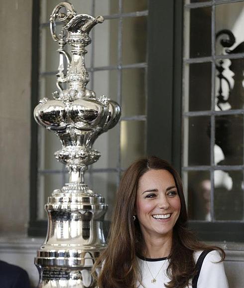 La duquesa de Cambridge, junto a la Copa de las 100 Guineas.