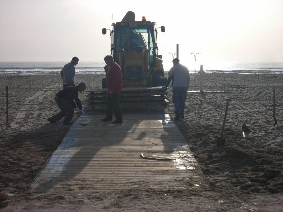 Instalan las pasarelas de madera en la playa
