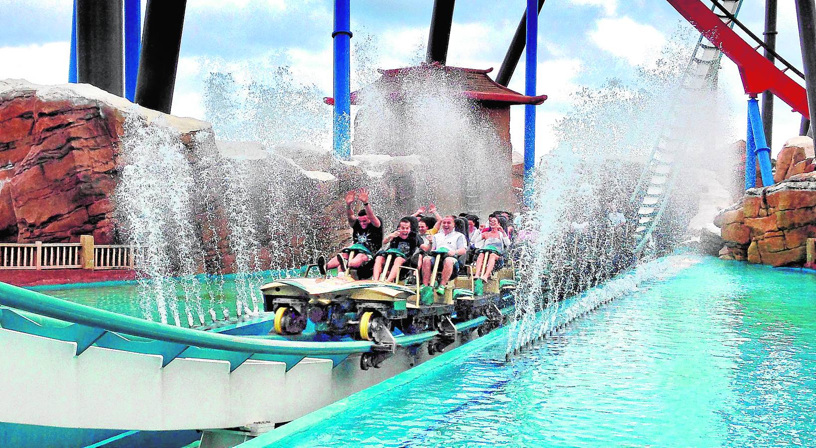 Un grupo de visitantes disfruta de una de las atracciones del parque temático Port Aventura.