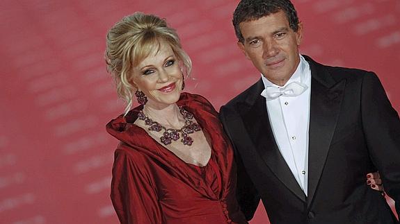 Melanie Griffith y Antonio Banderas a su llegada a la pasada edición de los premios Goya. 