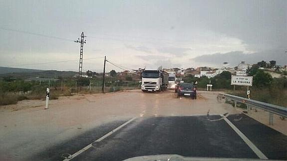 El agua acumulada en la carretera nacional a la altura de Font de la Figuera.