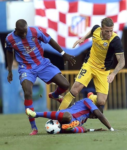 Momo Sissoko (izq.), en el partido contra el Atlético en el Ciutat.