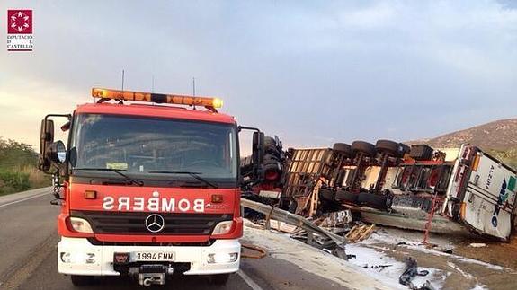 Bomberos junto al camión siniestrado.